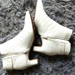 Lady's boot white
